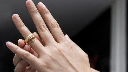 امرأة تجد خاتم خطوبتها بعد 54 عامًا من فقدانه