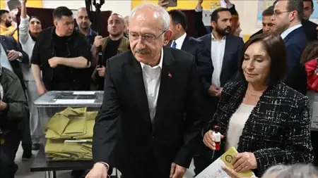 كيليتشدار أوغلو يدلي بصوته في أنقرة كيليتشدار أوغلو يدلي بصوته في أنقرة