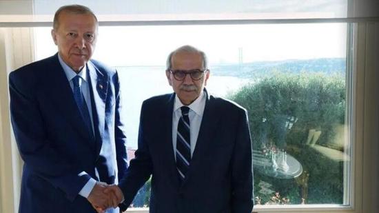 أردوغان يقدم هدية ذات دلالة لرئيس وزراء لبنان نواف سلام