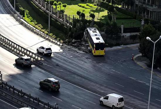 مصرع شخص وإصابة 17 آخرين في حادث تصادم حافلة بجدار في إسطنبول