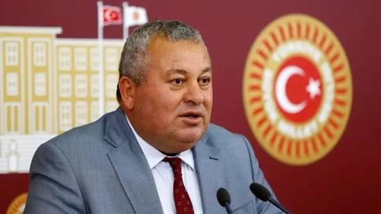 مستشار سابق للنائب إنجينيورت يدلي بشهادته: «كنت آخذ الأموال يدوياً وأرسلها من حسابي الخاص»