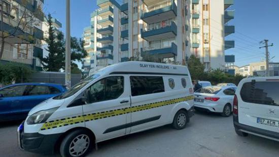 رائحة كريهة تقود لاكتشاف جثث ثلاثة أشقاء إيرانيين في شقة بأنطاليا رائحة كريهة تقود لاكتشاف جثث ثلاثة أشقاء إيرانيين في شقة بأنطاليا
