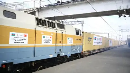 قطار يحمل مساعدات إنسانية من أذربيجان متوجهاً إلى تركيا قطار يحمل مساعدات إنسانية من أذربيجان متوجهاً إلى تركيا