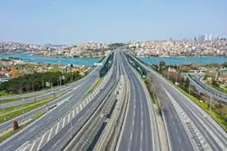 مدينة تركية تغمرها الهدوء… شوارع فارغة وسط تساؤلات المجتمع