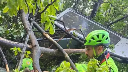 حادث مروع في إيطاليا ..سقوط عربة تلفريك على الأرض