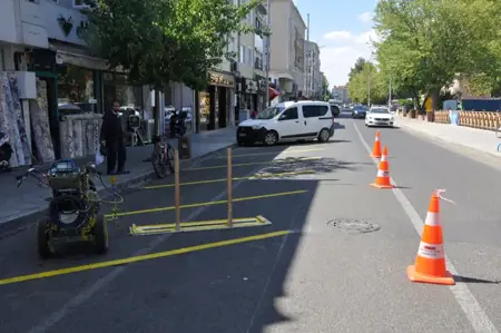 تركي يلجأ لحل طريف للتخلص من مشكلة ركن السيارات في ريزا  تركي يلجأ لحل طريف للتخلص من مشكلة ركن السيارات في ريزا