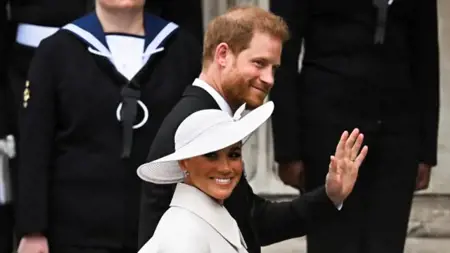 العائلة المالكة  في بريطانيا تطالب من هاري وميغان إخلاء منزلهما العائلة المالكة  في بريطانيا تطالب من هاري وميغان إخلاء منزلهما