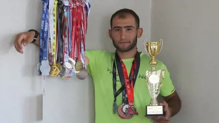 عامل بناء في أورفة يستعد لبطولات دولية بالجري