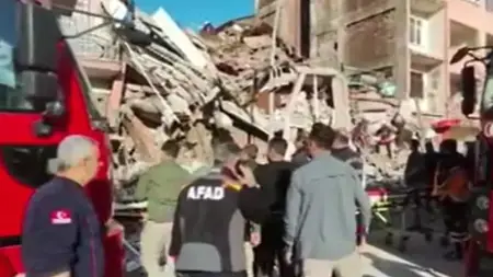 نقل 4 أشخاص إلى المستشفى جراء انهيار مبنى متضرر من الزلازل في ملاطية التركية نقل 4 أشخاص إلى المستشفى جراء انهيار مبنى متضرر من الزلازل في ملاطية التركية