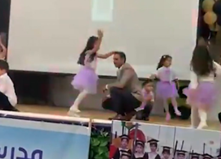 تصرف عفوي رائع لأب أردني مع طفلته يحظى بإشادات واسعة! تصرف عفوي رائع لأب أردني مع طفلته يحظى بإشادات واسعة!