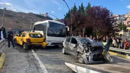 إصطدام حافلة بـ5 سيارات في كوجالي إصطدام حافلة بـ5 سيارات في كوجالي