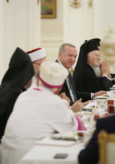 أردوغان يستضيف ممثلي الأقليات الدينية في تركيا على مائدة الإفطار