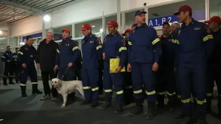 عودة الفريق اليوناني المشارك في جهود البحث والإنقاذ في تركيا إلى أثينا