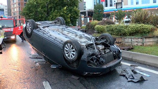 انقلاب سيارة بعد اصطدامها برصيف في إسطنبول وإصابة شخصين