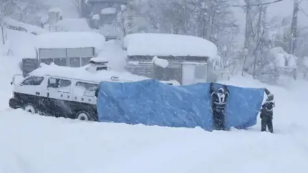 مصرع شخصين جراء انهيار جليدي في اليابان مصرع شخصين جراء انهيار جليدي في اليابان