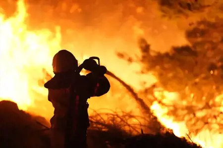 عاجل: إخلاء مجمع سكني بسبب حريق في ولاية إزمير  عاجل: إخلاء مجمع سكني بسبب حريق في ولاية إزمير