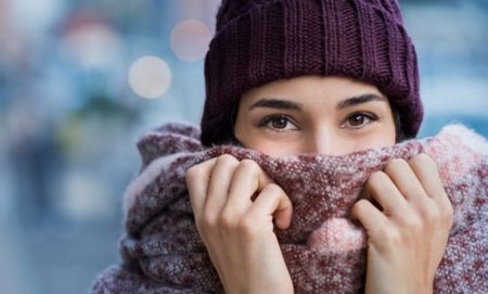 كيف تصمد بعض النساء عند ارتداء ملابس خفيفة في الطقس البارد؟