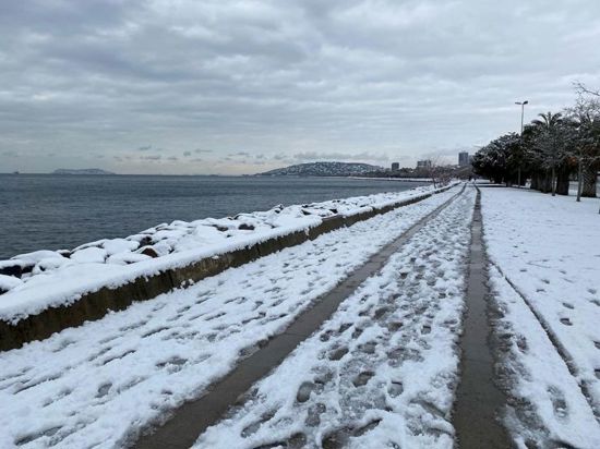 ثلوج خفيفة تزور إسطنبول.. وتحذيرات من الجليد