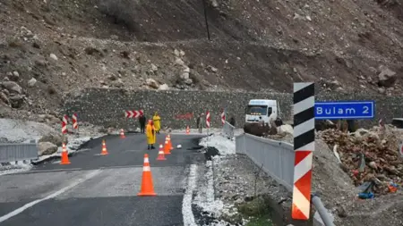 الفيضانات تتسبب في انهيار أحد الجسور في ولاية أديامان التركية الفيضانات تتسبب في انهيار أحد الجسور في ولاية أديامان التركية