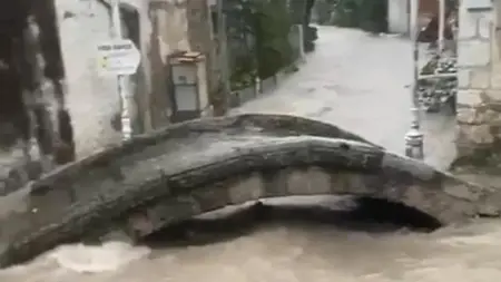 الأمطار الغزيرة تغمر شوارع ولاية إزمير الأمطار الغزيرة تغمر شوارع ولاية إزمير