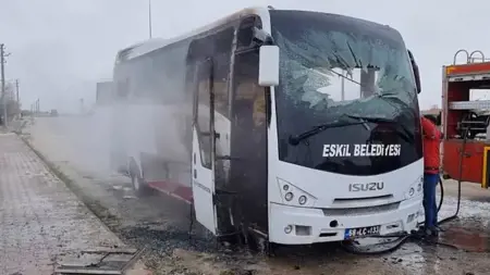 اندلاع  النيران في حافلة تقل 25 طالبًا في أكسراي اندلاع  النيران في حافلة تقل 25 طالبًا في أكسراي