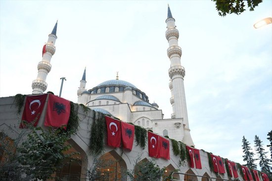 تزيين الشوارع في ألبانيا لاستقبال أردوغان تزيين الشوارع في ألبانيا لاستقبال أردوغان