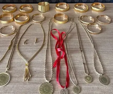 مواطن تركي يرمي حقيبة بداخلها مجوهرات بقيمة مليون و200 ألف ليرة عن طريق الخطأ مواطن تركي يرمي حقيبة بداخلها مجوهرات بقيمة مليون و200 ألف ليرة عن طريق الخطأ