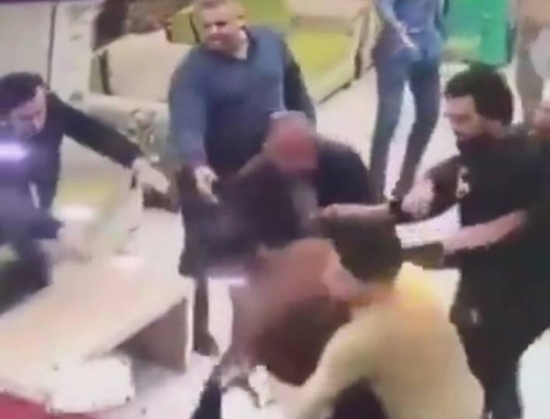 اعتداء مجموعة من المسافرين على موظفي الخطوط الجوية العراقية بمطار بغداد اعتداء مجموعة من المسافرين على موظفي الخطوط الجوية العراقية بمطار بغداد