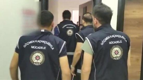  اعتقال عصابة في إسطنبول تصدر إقامات مزيفة للأجانب