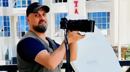 استشهاد مصور الجزيرة "سامر أبو دقة" جراء قصف الاحتلال الاسرائيلي في غزة