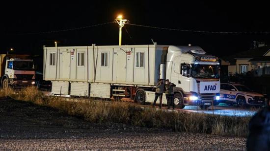 رئيس «AFAD»: تسليم 100 وحدة حاوية سكنية لبلدة Sındırgı  رئيس «AFAD»: تسليم 100 وحدة حاوية سكنية لبلدة Sındırgı