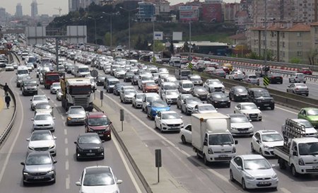 إسطنبول: كثافة مرورية وازدحام شديد في محطات النقل بين الولايات