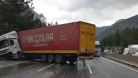 شاحنة تصطدم بحاجز في مرسين وتتسبب بتعطيل حركة المرور