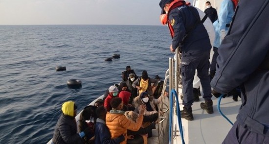 خفر السواحل التركي ينقذ 77 مهاجرا غير شرعي غربي البلاد