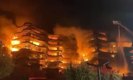 حريق ضخم يلتهم موقعًا صناعيًا في أزمير