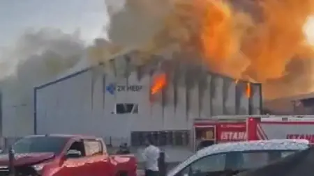 حريق مهول في مستودع إحدى شركات الشحن في اسطنبول