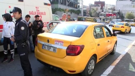 بلدية إسطنبول تلغي رخصة تاكسي بعد تحصيل 400 ألف ليرة من سائح