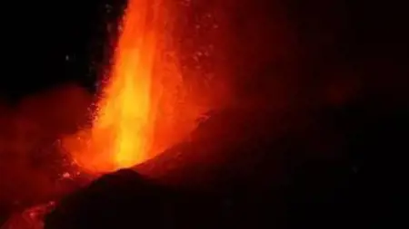 جبل إتنا في إيطاليا ينفث كميات هائلة من الرماد والحمم البركانية جبل إتنا في إيطاليا ينفث كميات هائلة من الرماد والحمم البركانية