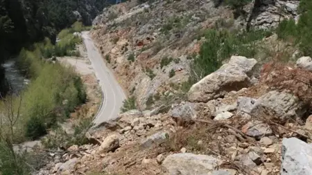 صخور منحدرة من أحد جبال ولاية أضنة تتسبب في مقتل 4 معلمين