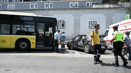 إصابات بحادث سير في بشيكتاش بين حافلة عامة وسيارة إصابات بحادث سير في بشيكتاش بين حافلة عامة وسيارة