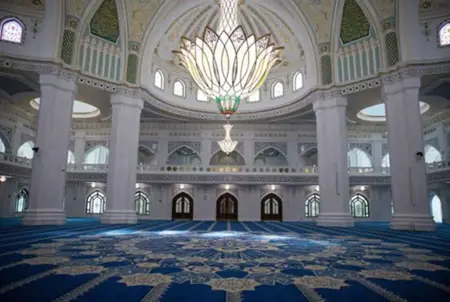 رجل يدخل أحد مساجد إسبرطة بحذائه ويصرخ في الإمام لهذا السبب رجل يدخل أحد مساجد إسبرطة بحذائه ويصرخ في الإمام لهذا السبب