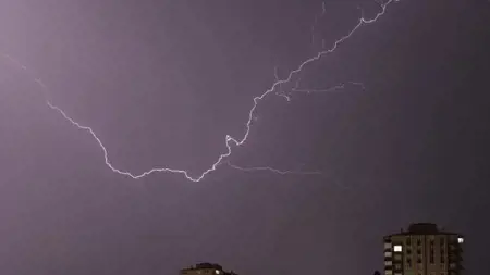 البرق يضيء سماء ولاية كاستامونو التركية  البرق يضيء سماء ولاية كاستامونو التركية