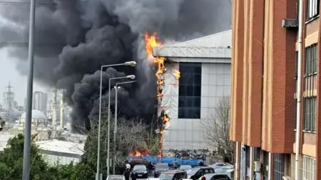 إسطنبول:حريق هائل في موقع صناعي بمنطقة باشاك شهير إسطنبول:حريق هائل في موقع صناعي بمنطقة باشاك شهير