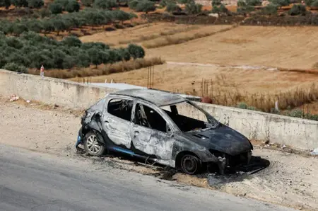 مستوطنون يهاجمون 3 مناطق في الضفة ويحرقون مركبتين في بيتا ويعتدون على متضامنين أجانب