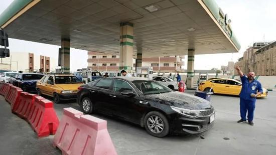 هتافات الغضب: الشارع العراقي يندد برفع أسعار الوقود هتافات الغضب: الشارع العراقي يندد برفع أسعار الوقود
