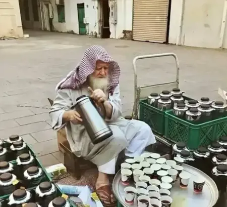 وداع عجوز سوري أمضى 40 عامًا في خدمة زوار المسجد النبوي وداع عجوز سوري أمضى 40 عامًا في خدمة زوار المسجد النبوي