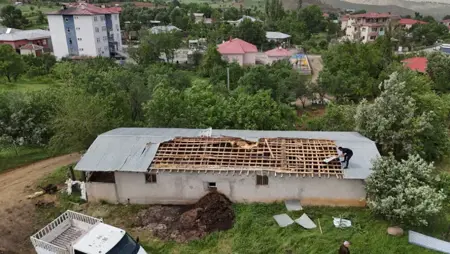 عاصفة قوية تقتلع الأشجار من جذورها وتخلع أسقف المنازل في ولاية هكاري التركية عاصفة قوية تقتلع الأشجار من جذورها وتخلع أسقف المنازل في ولاية هكاري التركية