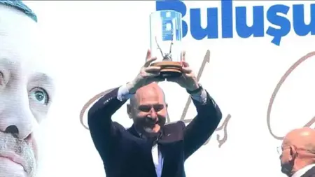 غرفة الحلاقين في إسطنبول تُهدي "سليمان صويلو" مقص شعر غرفة الحلاقين في إسطنبول تُهدي "سليمان صويلو" مقص شعر