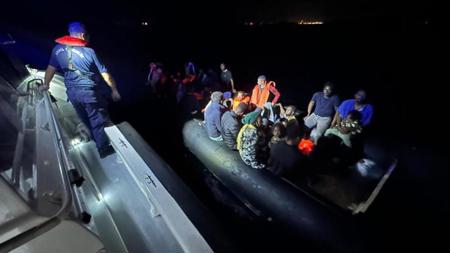 تركيا تنقذ 130 مهاجر دفعتهم اليونان إلى سواحل إزمير