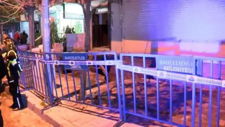 إنهيار رصيف أمام مبنى قديم في اسطنبول يثير الذعر والسلطات تتخذ قرارًا عاجلًا إنهيار رصيف أمام مبنى قديم في اسطنبول يثير الذعر والسلطات تتخذ قرارًا عاجلًا